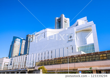 日本橫濱城市景觀。櫻木町車站北檢票口(西口)及橫濱地標塔等景色(2月26日) 日本橫濱城市景觀。櫻木町車站北檢票口(西口)及橫濱地標塔等景色(2月26日) 123339294