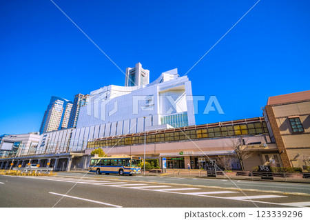 日本橫濱城市景觀。櫻木町車站北檢票口(西口)及橫濱地標塔等景色(2月26日) 日本橫濱城市景觀。櫻木町車站北檢票口(西口)及橫濱地標塔等景色(2月26日) 123339296