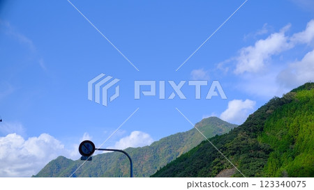 藍天和雲彩和山 123340075