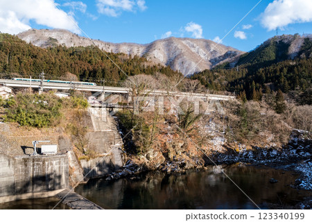 【會津鬼怒川線】在高架區段行駛的Liberty會津特快列車 【會津鬼怒川線】在高架區段行駛的Liberty會津特快列車 123340199