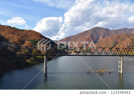 栃木縣石澤湖的秋葉很美 123340481