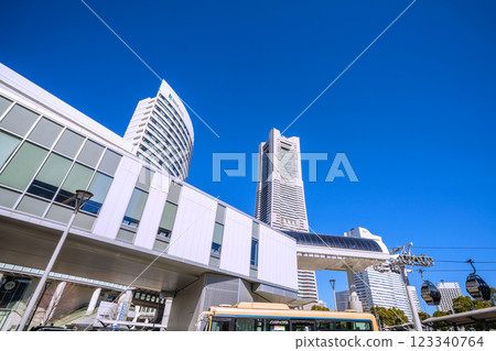 日本橫濱城市景觀 - 進入新時代...橫濱航空客艙和櫻木町站的景色。一線希望 日本橫濱城市景觀 - 進入新時代...橫濱航空客艙和櫻木町站的景色。一線希望 123340764