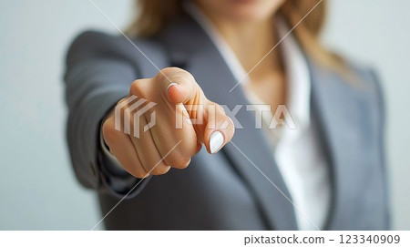 一位穿著西裝的女士一邊指著一邊解釋某件事 一位穿著西裝的女士一邊指著一邊解釋某件事 123340909