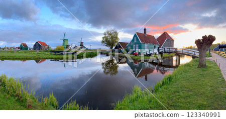 skyline of old town Zaanse Schans 123340991