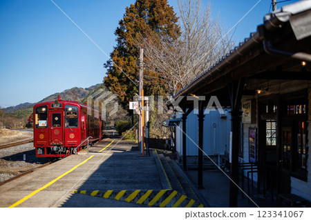 The Heisei Chikuho Railway "COTOCOTO Train" adjusts its time at Yusubara Station 123341067