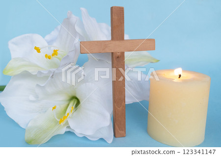 Simple design of an Easter cross with lilies 123341147