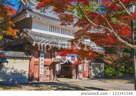 Scenery of the mountain gate of Yusanji Temple in Fukuroi city, Shizuoka prefecture, dyed in autumn leaves Scenery of the mountain gate of Yusanji Temple in Fukuroi city, Shizuoka prefecture, dyed in autumn leaves 123341348