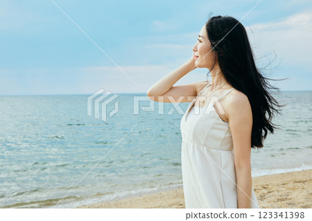 看夏天海的婦女 看夏天海的婦女 123341398
