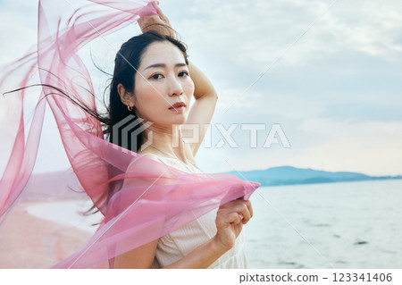 看夏天海的婦女 看夏天海的婦女 123341406