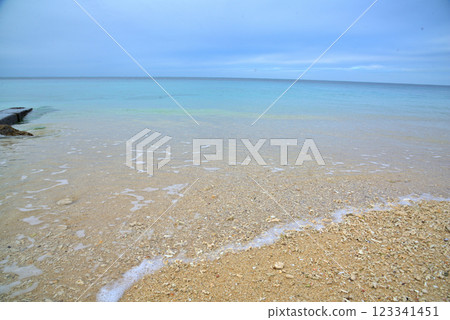 <沖繩縣> 珊瑚碎片被沖上沖繩海灘 123341451