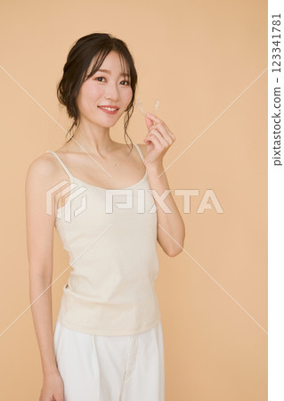 帶吹嘴矯正的女性 123341781