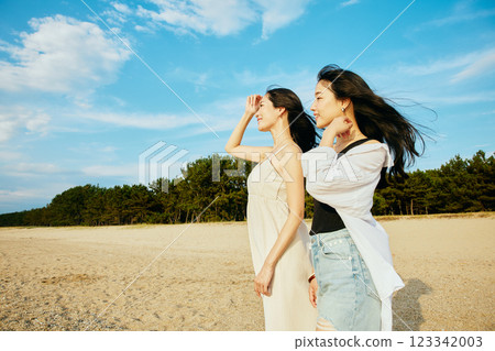 Woman looking at the summer sea 123342003
