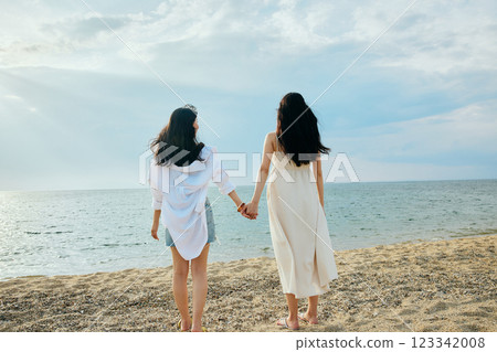 看夏天海的婦女 看夏天海的婦女 123342008