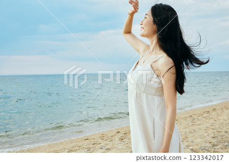 看夏天海的婦女 123342017