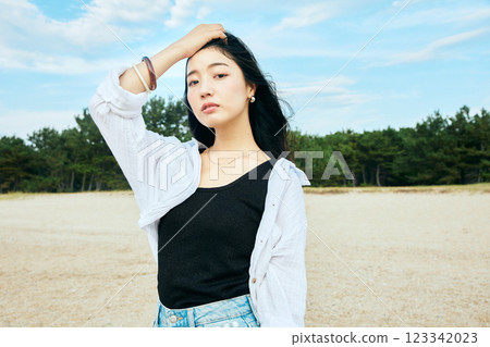 看夏天海的婦女 123342023