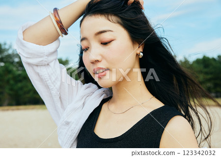 看夏天海的婦女 看夏天海的婦女 123342032