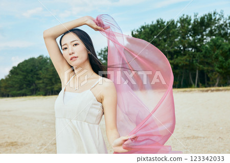 看夏天海的婦女 看夏天海的婦女 123342033