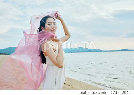 看夏天海的婦女 123342041