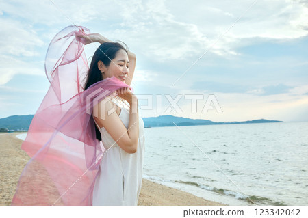 Woman looking at the summer sea 123342042