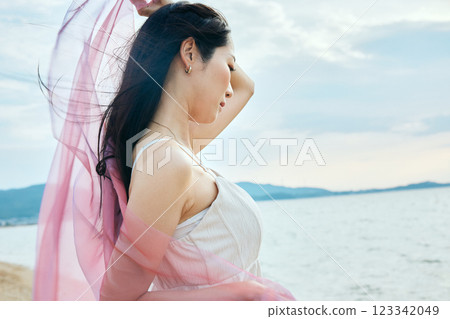 看夏天海的婦女 看夏天海的婦女 123342049