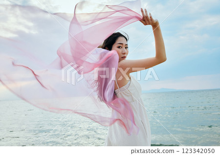 看夏天海的婦女 123342050