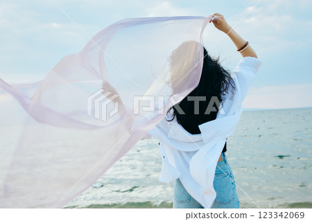 看夏天海的婦女 123342069