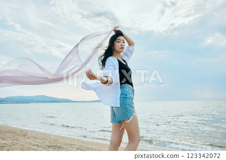 Woman looking at the summer sea 123342072