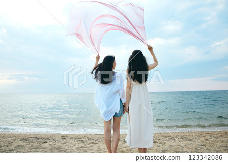 看夏天海的婦女 看夏天海的婦女 123342086