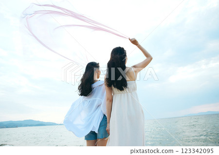 看夏天海的婦女 123342095