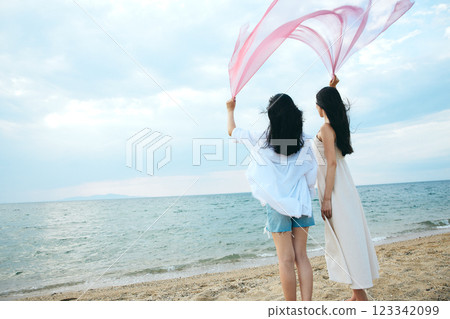 看夏天海的婦女 123342099