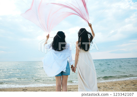 看夏天海的婦女 看夏天海的婦女 123342107