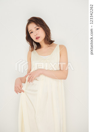 可愛的女人與美容化妝 123342262