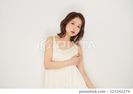 可愛的女人與美容化妝 123342274
