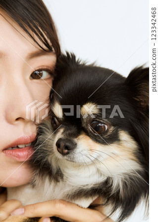 一名女子將寵物抱在臉頰旁 123342468