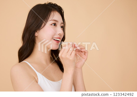 一名戴著口套的婦女 123342492