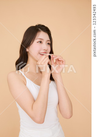 一名戴著口套的婦女 123342493