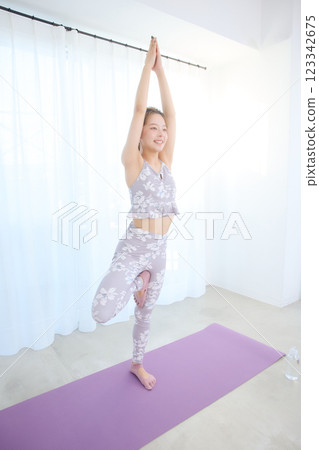 做瑜珈/普拉提的女人 做瑜珈/普拉提的女人 123342675