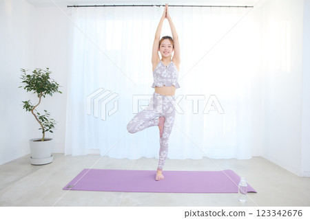 做瑜珈/普拉提的女人 做瑜珈/普拉提的女人 123342676