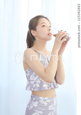 做瑜珈/普拉提的女人 123342683