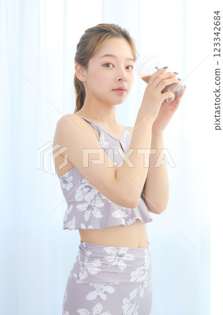 做瑜珈/普拉提的女人 123342684