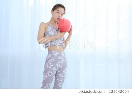 做瑜珈/普拉提的女人 做瑜珈/普拉提的女人 123342694