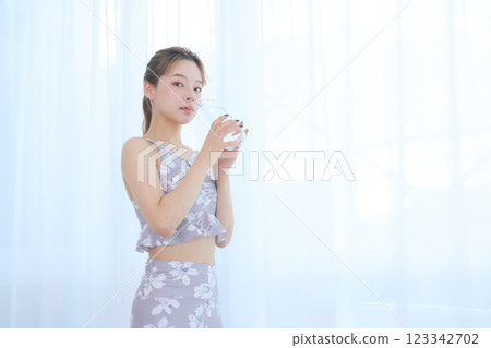 做瑜珈/普拉提的女人 做瑜珈/普拉提的女人 123342702