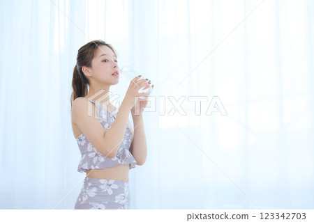 做瑜珈/普拉提的女人 做瑜珈/普拉提的女人 123342703
