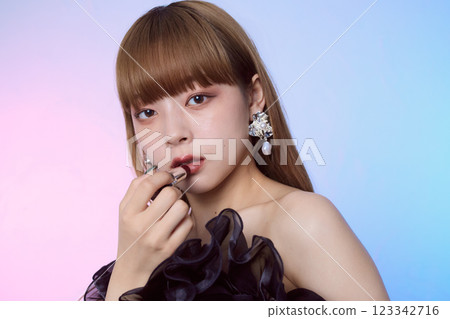 一個穿黑色連衣裙的女人 123342716