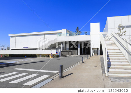 An outdoor elevator going up and down between the 1st floor parking lot and the 2nd floor corridor at Haneda Innovation City 123343010