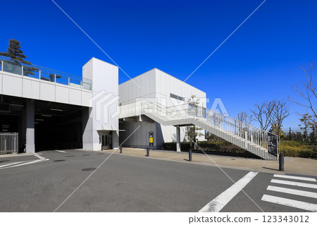 An outdoor elevator going up and down between the 1st floor parking lot and the 2nd floor corridor at Haneda Innovation City 123343012