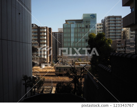 透過東京大森大井町和大田區之間的建築物縫隙可以看到東海道線 123343767