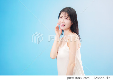 年輕女子美女圖像(淺藍色背景) 年輕女子美女圖像(淺藍色背景) 123343916