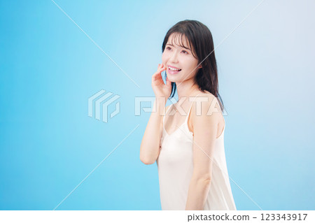 年輕女子美女圖像(淺藍色背景) 年輕女子美女圖像(淺藍色背景) 123343917