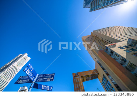 日本橫濱城市景觀，櫻木町站前。橫濱地標塔、十字門、標誌等的景觀。 123343990